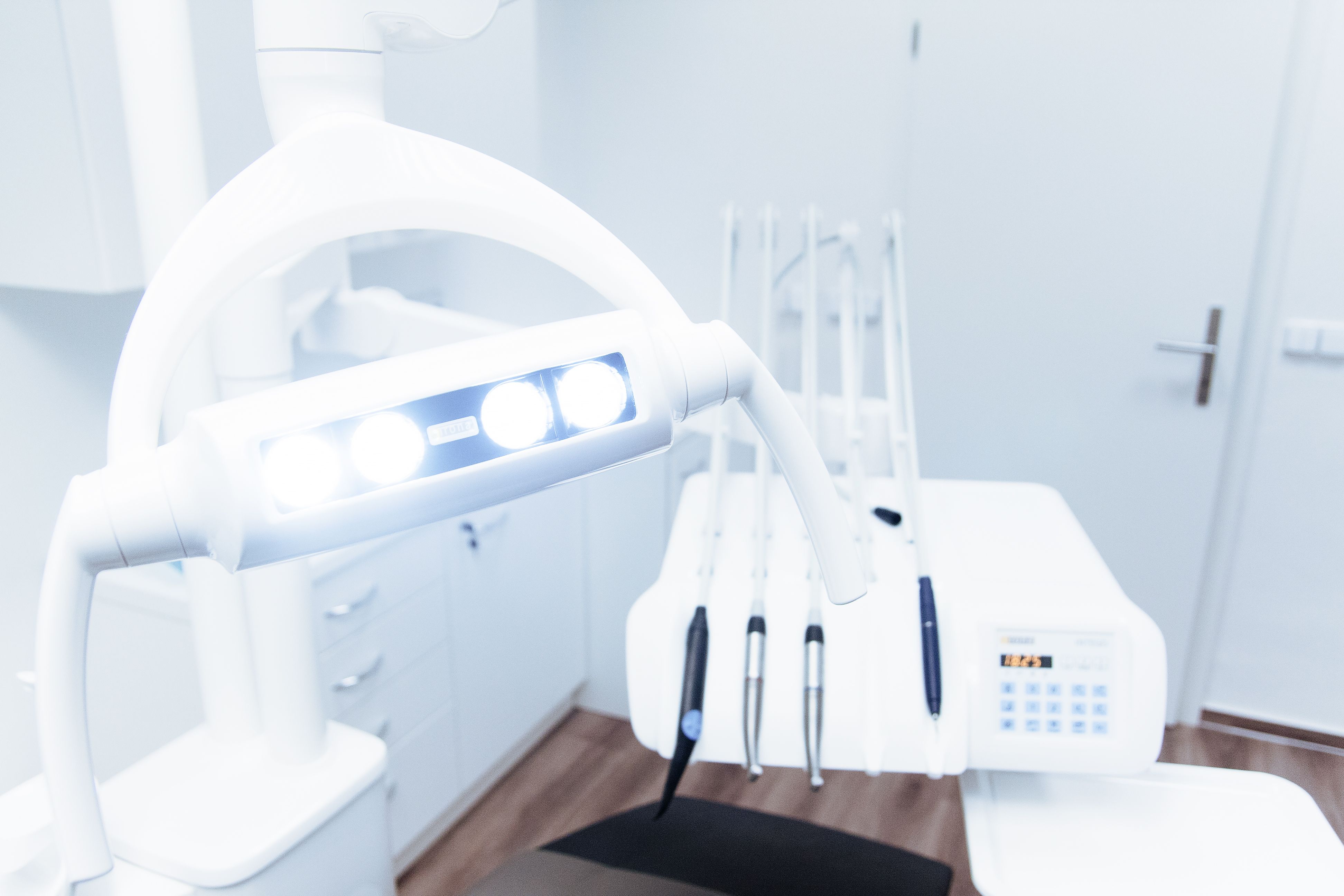 DentWeb diş kliniği ekipmanları ve muayene alanı